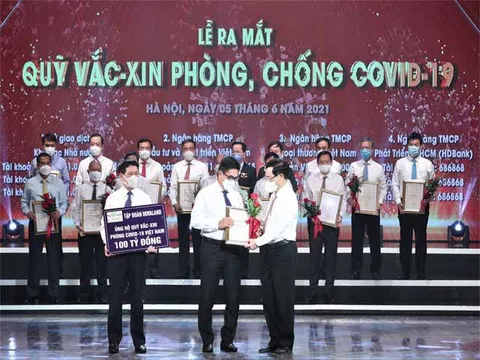 Tiếp tục trao tặng trang thiết bị y tế cấp thiết – Novaland chung tay tăng tốc đẩy lùi dịch bệnh COVID-19