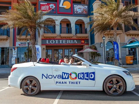 Đông Nhi Ông Cao Thắng lái xe mui trần dạo biển Phan Thiết