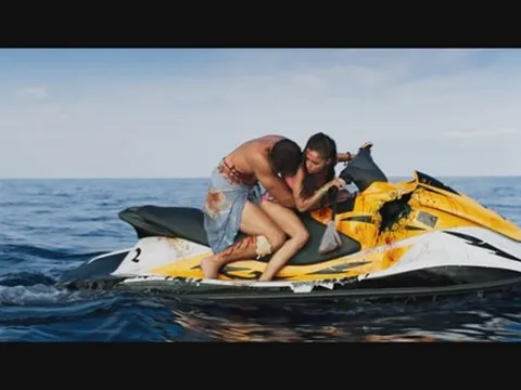 Shark Bait: Cá mập khát máu đổ bộ, hé lộ loạt pha tấn công ghê rợn từ hung thần đại dương