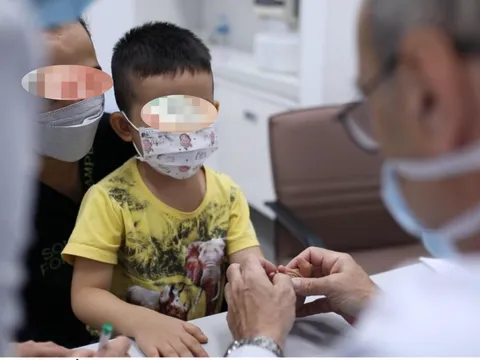 Dị tật hiếm gặp: Bé trai có bàn tay 8 ngón