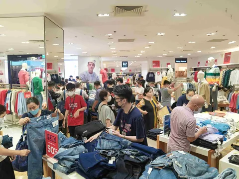 Người dân tấp nập đi "săn hàng” giá tốt tại Vincom Black Friday 2022