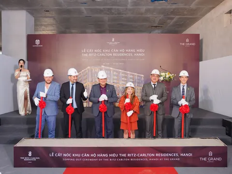 Khu căn hộ hàng hiệu The Ritz-Carlton Residences, Hanoi chính thức cất nóc