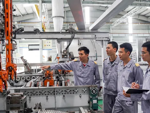 Nhà máy Nhíp ô tô nghiên cứu cải tiến thành công hệ thống gia công tự động lá nhíp cán côn