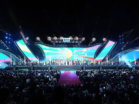 Lễ hội Trà Quốc tế 2025 khai mạc hoành tráng, hàng nghìn du khách đổ về Đà Lạt