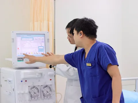 Lọc máu khẩn cấp cứu người đàn ông lạm dụng rượu “bệnh chồng bệnh” ở Phú Quốc