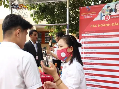 Hàng ngàn học sinh thăm quan gian hàng của Trường cao đẳng Nova